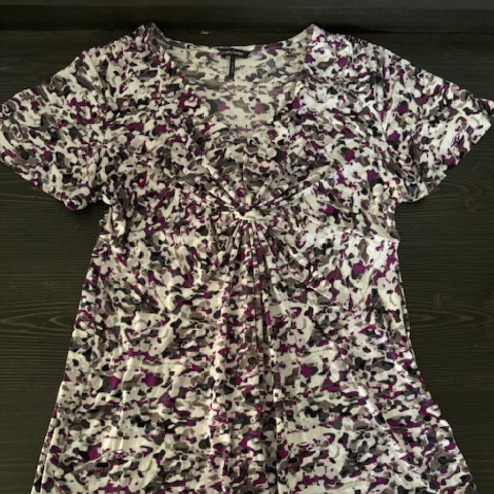 Daisy Fuentes - Short sleeve v-neck swing top - Size Large
